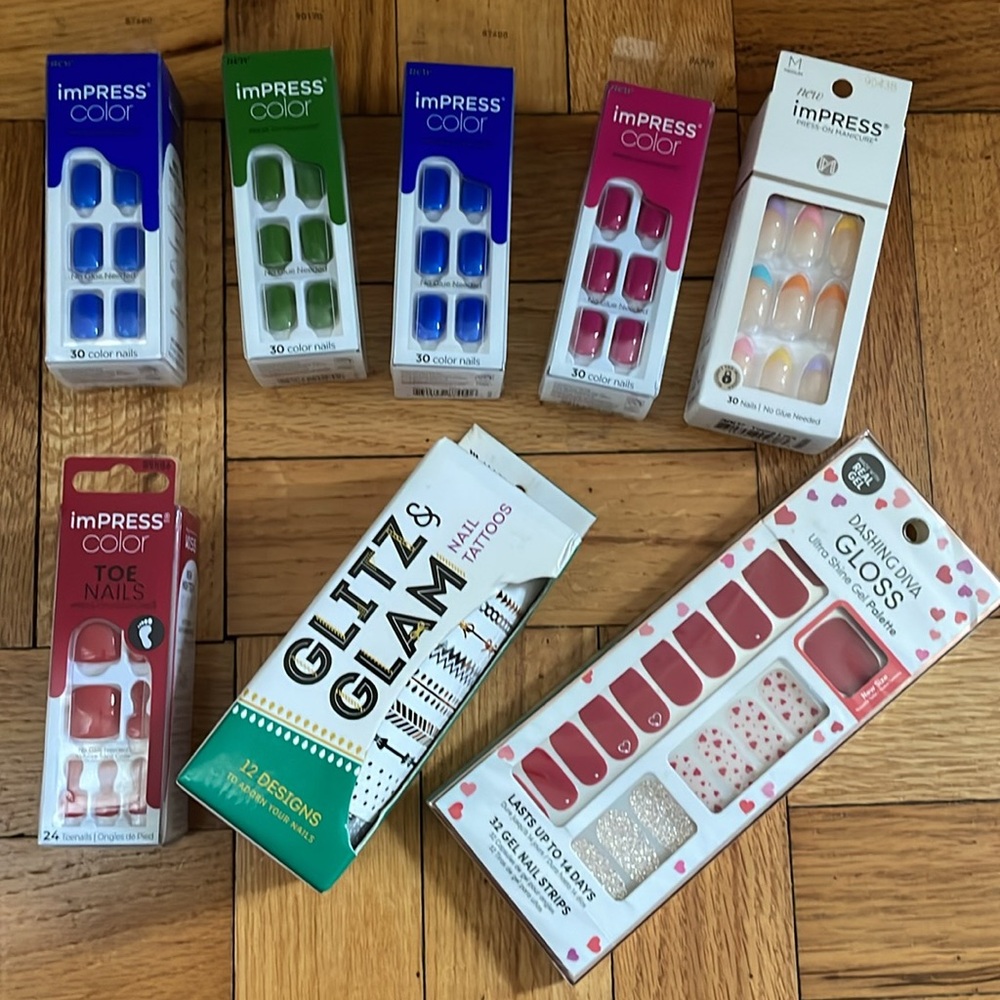 set of 8 Impress/ Dashing Diva Press on Nails  (6 mani, 1 pedi) + glitz tattoo